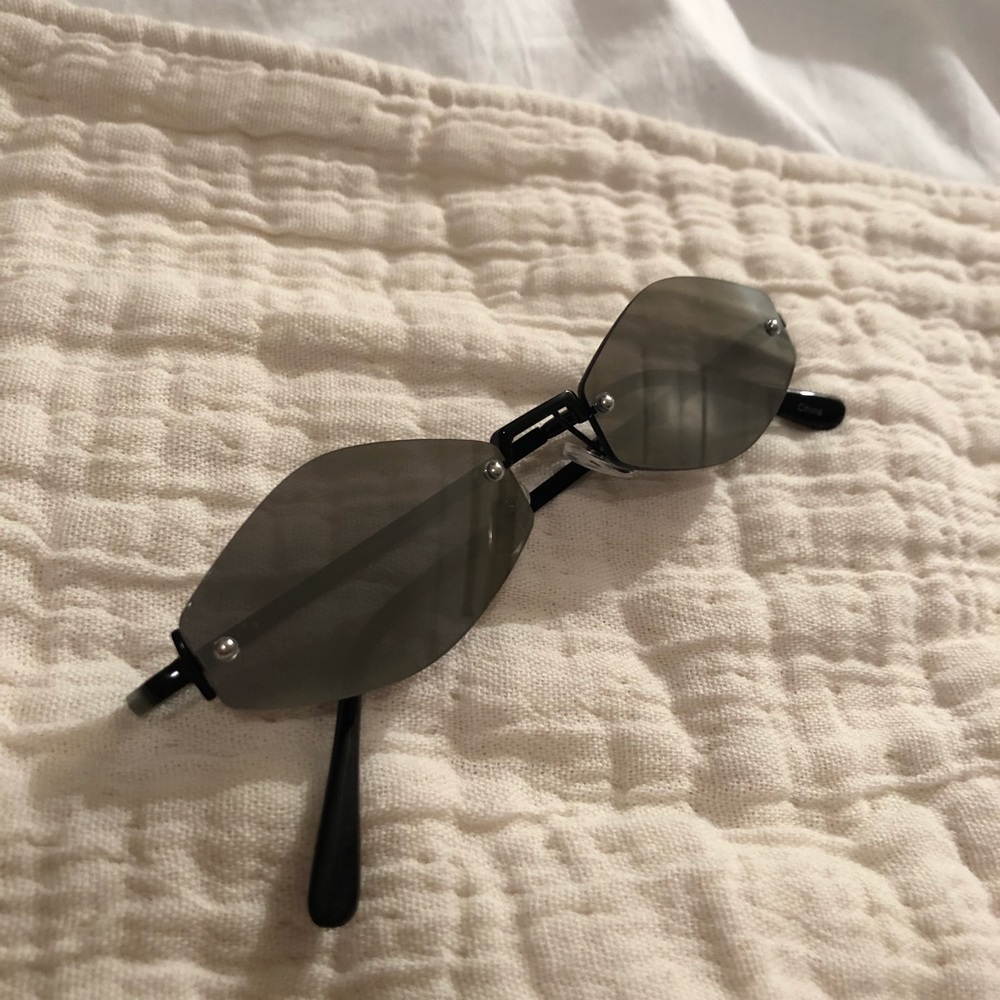 Black frameless modern sunglasses